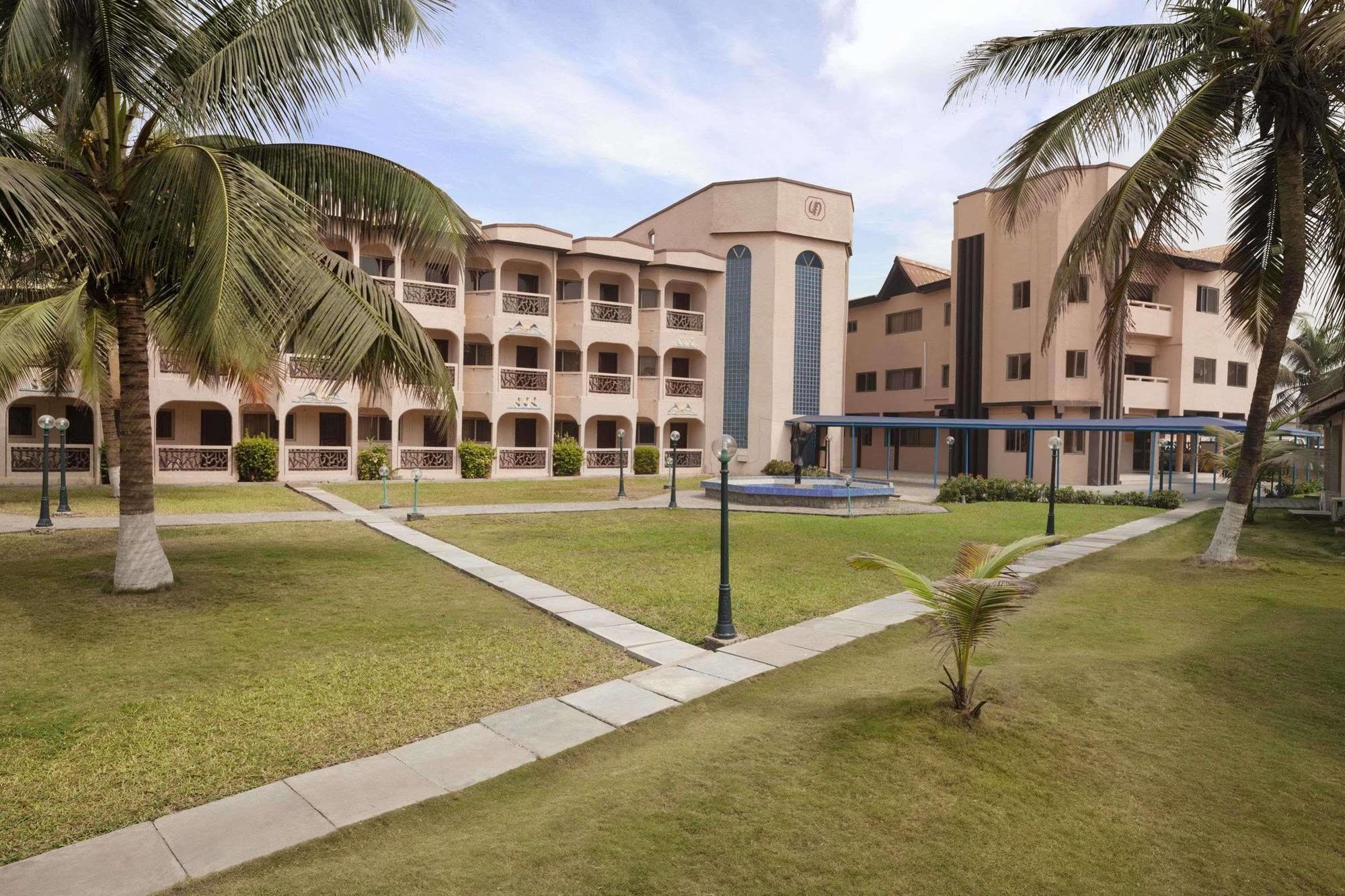 Ramada Resort Аккра Экстерьер фото
